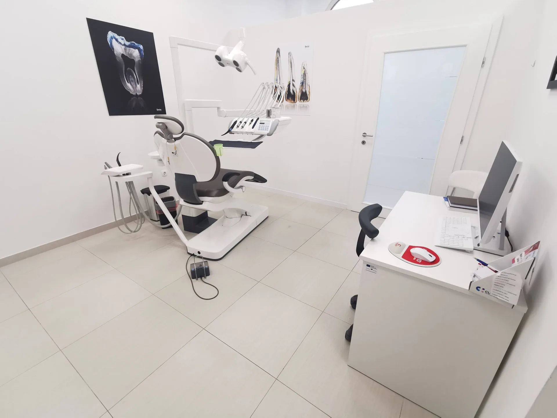 Moderna dentalna ordinacija sa stolicom